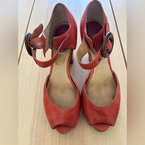 FRYE, the Kelsey ankle strap heels! - Picture 3 of 11